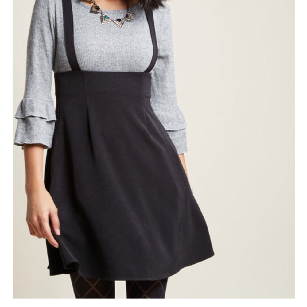 Skirt with pockets and straps